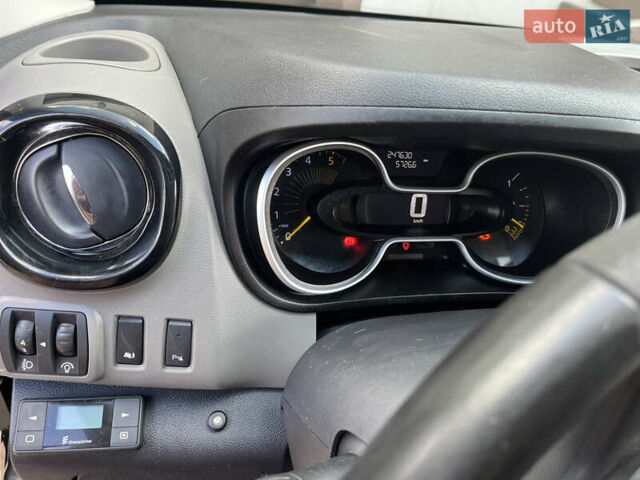 Красный Рено Трафик, объемом двигателя 0 л и пробегом 250 тыс. км за 13000 $, фото 1 на Automoto.ua