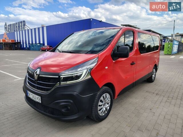 Красный Рено Трафик, объемом двигателя 2 л и пробегом 99 тыс. км за 23900 $, фото 1 на Automoto.ua
