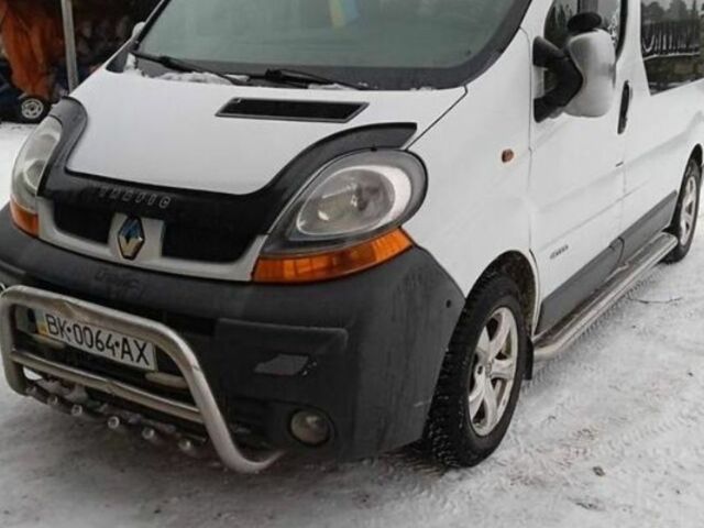 Белый Рено Трафик пасс., объемом двигателя 1.9 л и пробегом 290 тыс. км за 7500 $, фото 1 на Automoto.ua
