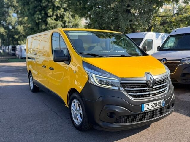 Желтый Рено Трафик, объемом двигателя 2 л и пробегом 220 тыс. км за 17900 $, фото 1 на Automoto.ua