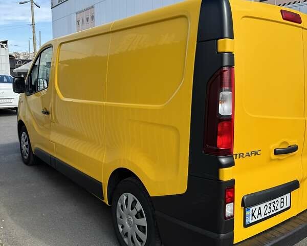 Желтый Рено Трафик, объемом двигателя 1.6 л и пробегом 285 тыс. км за 12500 $, фото 1 на Automoto.ua