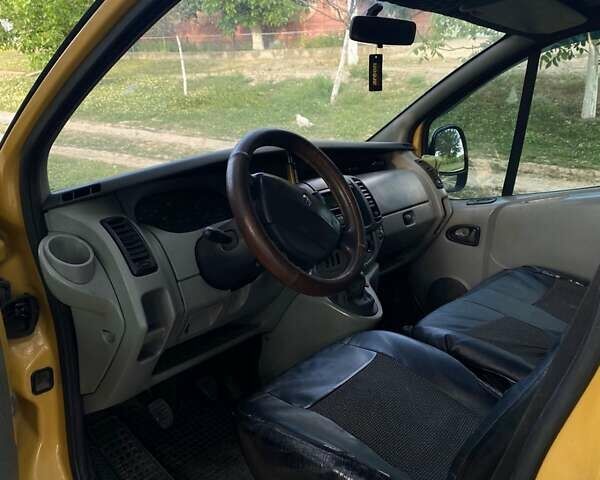 Желтый Рено Трафик, объемом двигателя 1.9 л и пробегом 275 тыс. км за 6000 $, фото 1 на Automoto.ua