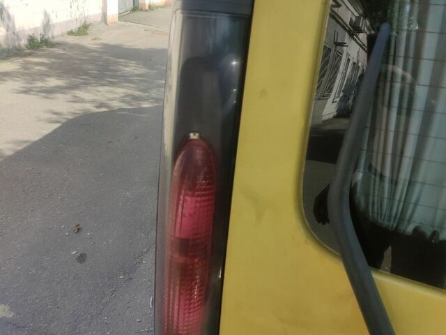 Жовтий Рено Трафік, об'ємом двигуна 1.9 л та пробігом 350 тис. км за 6000 $, фото 1 на Automoto.ua