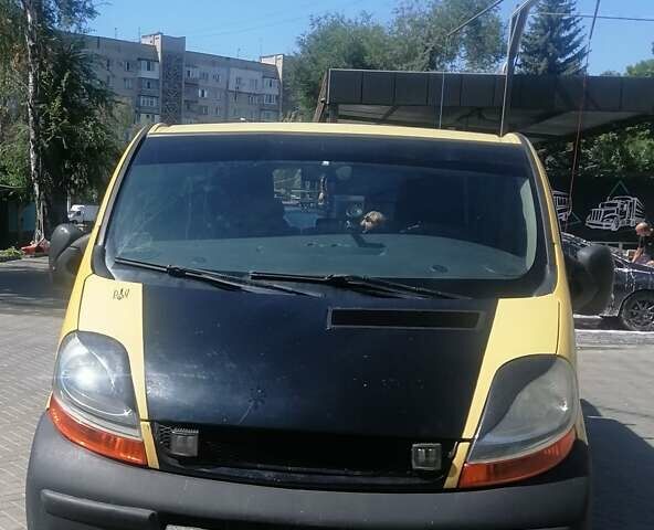 Желтый Рено Трафик, объемом двигателя 1.9 л и пробегом 350 тыс. км за 10000 $, фото 1 на Automoto.ua