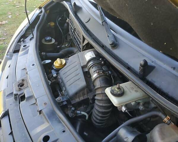 Желтый Рено Трафик, объемом двигателя 2 л и пробегом 241 тыс. км за 8200 $, фото 1 на Automoto.ua