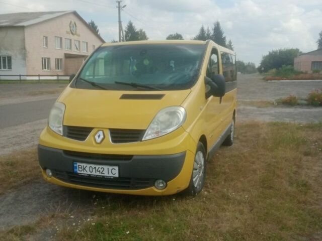 Желтый Рено Трафик, объемом двигателя 2 л и пробегом 356 тыс. км за 8600 $, фото 1 на Automoto.ua