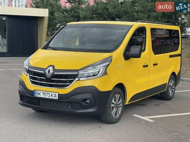 Желтый Рено Трафик, объемом двигателя 1.6 л и пробегом 290 тыс. км за 14336 $, фото 1 на Automoto.ua