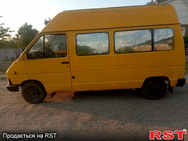 Желтый Рено Трафик, объемом двигателя 1.7 л и пробегом 303 тыс. км за 1400 $, фото 1 на Automoto.ua