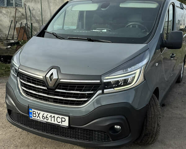 Серый Рено Трафик, объемом двигателя 2 л и пробегом 247 тыс. км за 16000 $, фото 1 на Automoto.ua