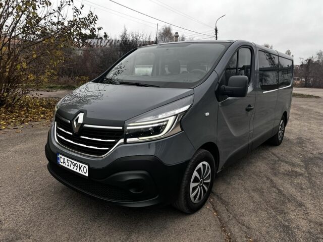 Серый Рено Трафик, объемом двигателя 2 л и пробегом 230 тыс. км за 26770 $, фото 1 на Automoto.ua