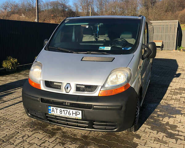 Серый Рено Трафик, объемом двигателя 1.87 л и пробегом 300 тыс. км за 7099 $, фото 1 на Automoto.ua