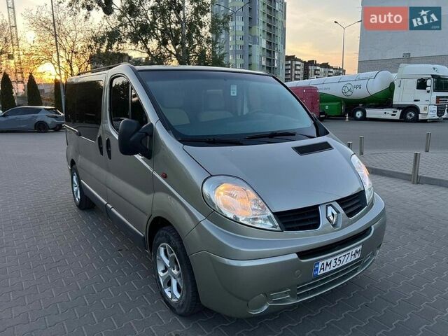 Серый Рено Трафик, объемом двигателя 2 л и пробегом 250 тыс. км за 8800 $, фото 1 на Automoto.ua