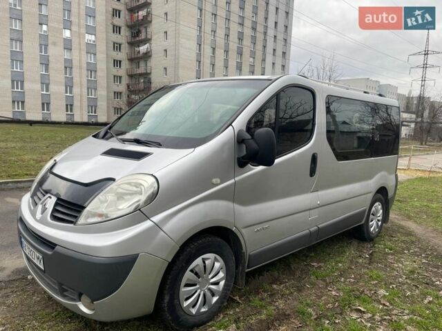 Серый Рено Трафик, объемом двигателя 2.5 л и пробегом 297 тыс. км за 8500 $, фото 1 на Automoto.ua