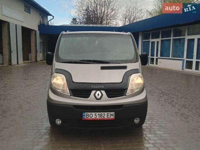 Серый Рено Трафик, объемом двигателя 2 л и пробегом 330 тыс. км за 10300 $, фото 1 на Automoto.ua