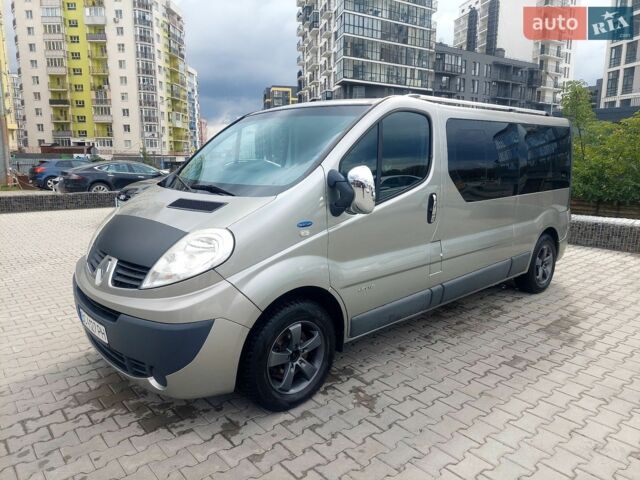 Серый Рено Трафик, объемом двигателя 2 л и пробегом 312 тыс. км за 11800 $, фото 1 на Automoto.ua
