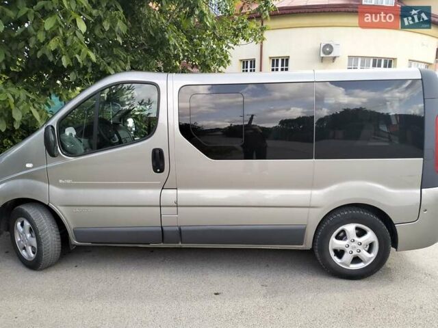 Серый Рено Трафик, объемом двигателя 2 л и пробегом 274 тыс. км за 15999 $, фото 1 на Automoto.ua