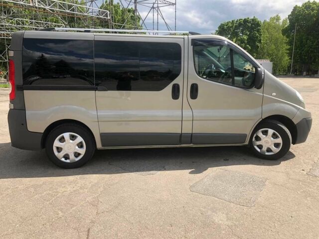 Серый Рено Трафик, объемом двигателя 2 л и пробегом 240 тыс. км за 12000 $, фото 1 на Automoto.ua