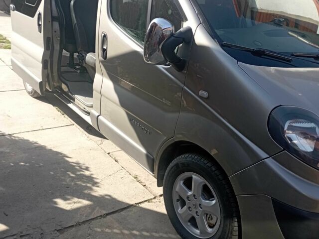 Серый Рено Трафик, объемом двигателя 2 л и пробегом 250 тыс. км за 12700 $, фото 1 на Automoto.ua