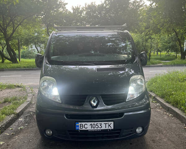 Серый Рено Трафик, объемом двигателя 2 л и пробегом 270 тыс. км за 15500 $, фото 1 на Automoto.ua