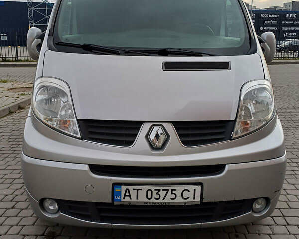 Серый Рено Трафик, объемом двигателя 2 л и пробегом 239 тыс. км за 15800 $, фото 1 на Automoto.ua