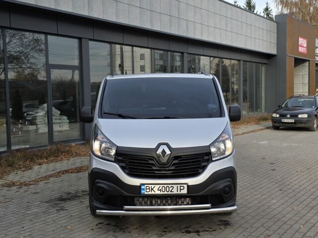 Серый Рено Трафик, объемом двигателя 1.6 л и пробегом 225 тыс. км за 24372 $, фото 1 на Automoto.ua