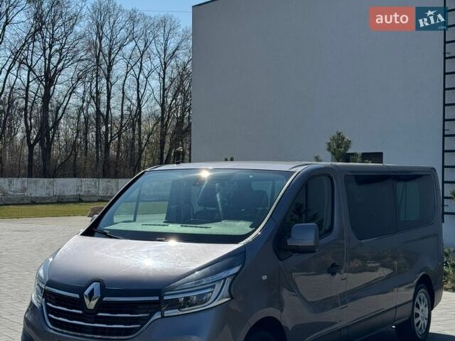 Серый Рено Трафик, объемом двигателя 2 л и пробегом 245 тыс. км за 27300 $, фото 1 на Automoto.ua