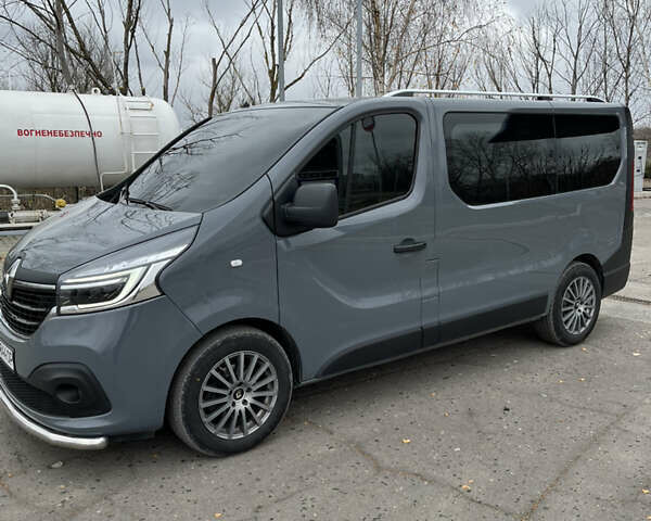 Серый Рено Трафик, объемом двигателя 2 л и пробегом 110 тыс. км за 25500 $, фото 1 на Automoto.ua