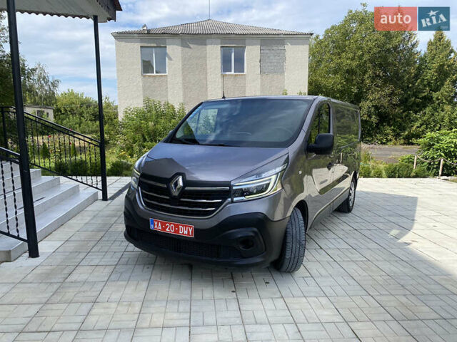 Серый Рено Трафик, объемом двигателя 2 л и пробегом 245 тыс. км за 17500 $, фото 1 на Automoto.ua