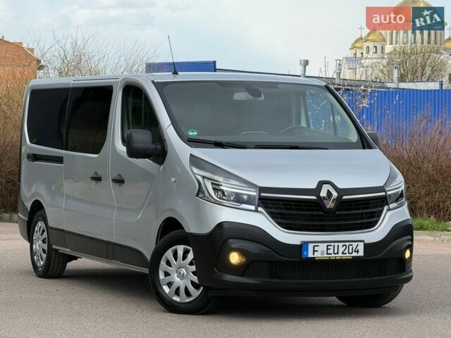 Сірий Рено Трафік, об'ємом двигуна 2 л та пробігом 177 тис. км за 27499 $, фото 1 на Automoto.ua