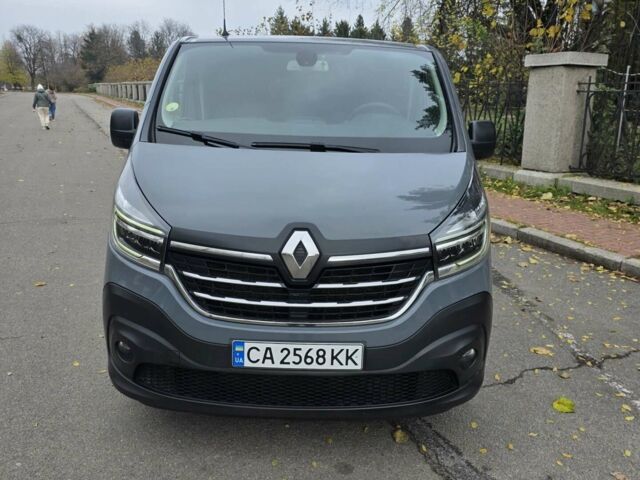Серый Рено Трафик, объемом двигателя 2 л и пробегом 255 тыс. км за 22000 $, фото 1 на Automoto.ua