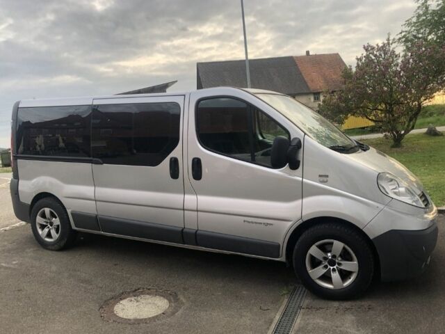 Серый Рено Трафик, объемом двигателя 2.5 л и пробегом 277 тыс. км за 9300 $, фото 1 на Automoto.ua