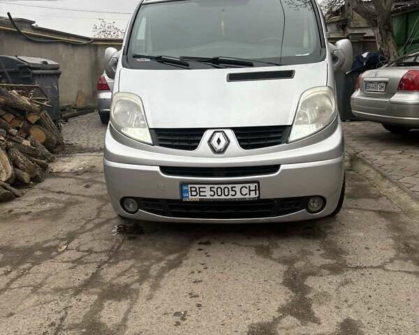 Серый Рено Трафик, объемом двигателя 2 л и пробегом 250 тыс. км за 9600 $, фото 1 на Automoto.ua