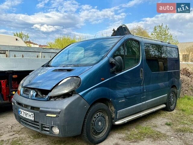 Синий Рено Трафик, объемом двигателя 2.46 л и пробегом 315 тыс. км за 2700 $, фото 1 на Automoto.ua