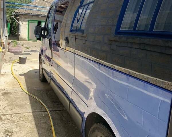 Синий Рено Трафик, объемом двигателя 2 л и пробегом 287 тыс. км за 9600 $, фото 1 на Automoto.ua