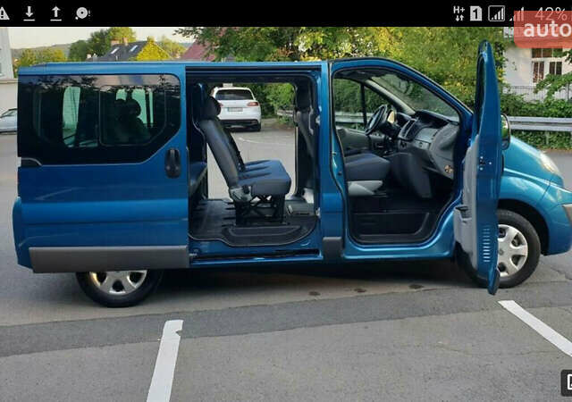 Синий Рено Трафик, объемом двигателя 2.4 л и пробегом 250 тыс. км за 12000 $, фото 1 на Automoto.ua