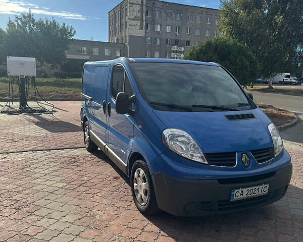 Синий Рено Трафик, объемом двигателя 2 л и пробегом 290 тыс. км за 12000 $, фото 1 на Automoto.ua