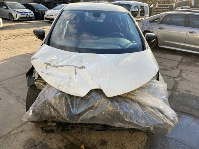 Белый Рено Зое, объемом двигателя 0 л и пробегом 130 тыс. км за 3200 $, фото 1 на Automoto.ua