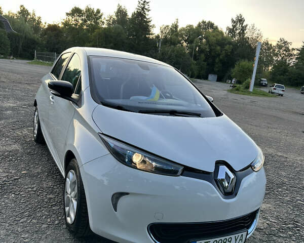 Белый Рено Зое, объемом двигателя 0 л и пробегом 104 тыс. км за 6570 $, фото 1 на Automoto.ua