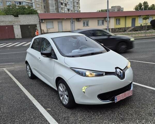 Белый Рено Зое, объемом двигателя 0 л и пробегом 135 тыс. км за 6499 $, фото 1 на Automoto.ua