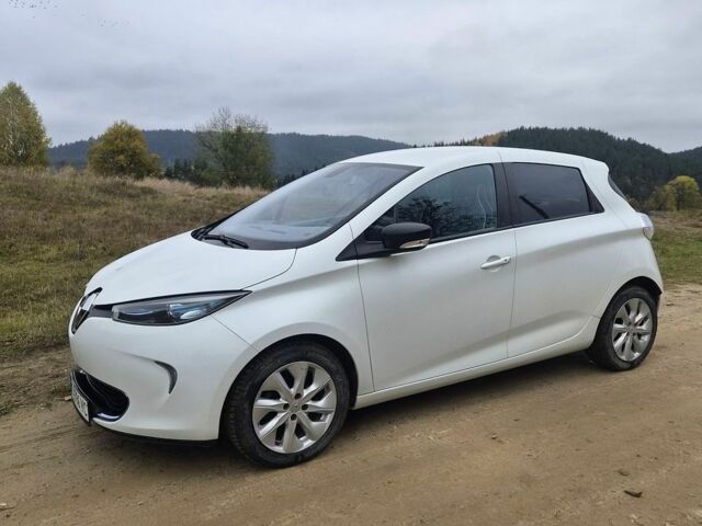 Белый Рено Зое, объемом двигателя 0 л и пробегом 50 тыс. км за 7800 $, фото 1 на Automoto.ua