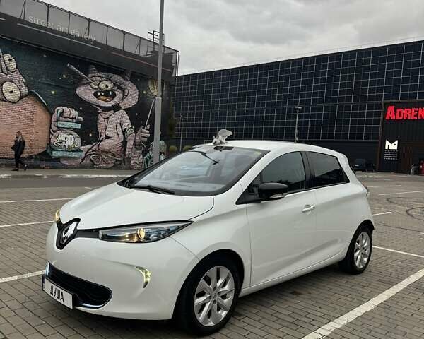 Белый Рено Зое, объемом двигателя 0 л и пробегом 100 тыс. км за 6500 $, фото 1 на Automoto.ua