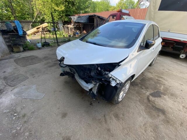 Белый Рено Зое, объемом двигателя 0 л и пробегом 50 тыс. км за 4000 $, фото 1 на Automoto.ua