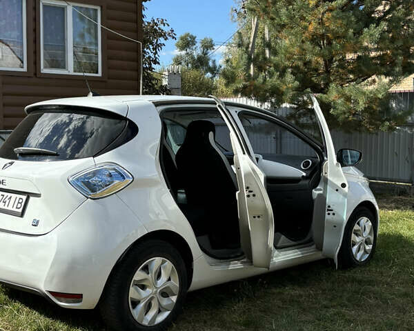 Белый Рено Зое, объемом двигателя 0 л и пробегом 130 тыс. км за 6700 $, фото 1 на Automoto.ua