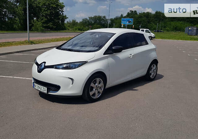 Белый Рено Зое, объемом двигателя 0 л и пробегом 82 тыс. км за 6800 $, фото 1 на Automoto.ua