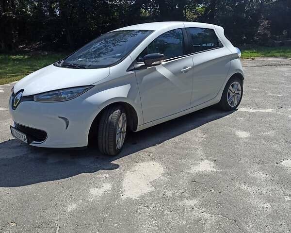 Белый Рено Зое, объемом двигателя 0 л и пробегом 61 тыс. км за 8880 $, фото 1 на Automoto.ua