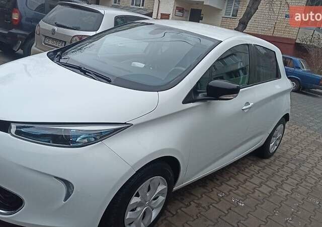 Белый Рено Зое, объемом двигателя 0 л и пробегом 120 тыс. км за 6600 $, фото 1 на Automoto.ua