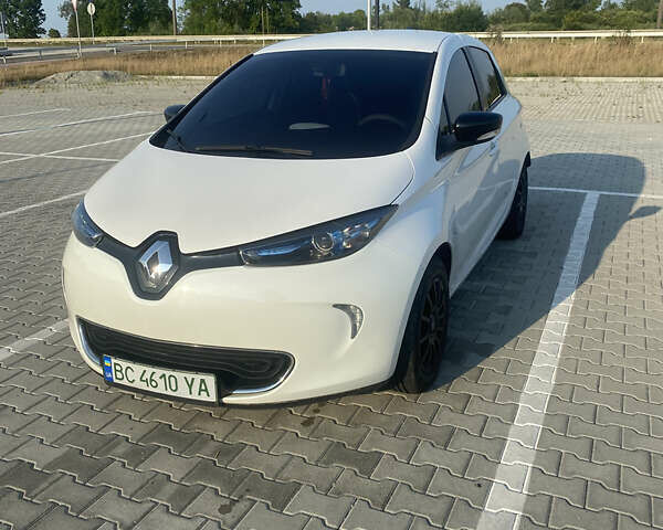 Белый Рено Зое, объемом двигателя 0 л и пробегом 125 тыс. км за 7500 $, фото 1 на Automoto.ua