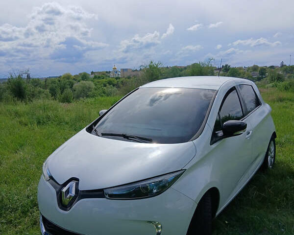 Белый Рено Зое, объемом двигателя 0 л и пробегом 121 тыс. км за 7900 $, фото 1 на Automoto.ua