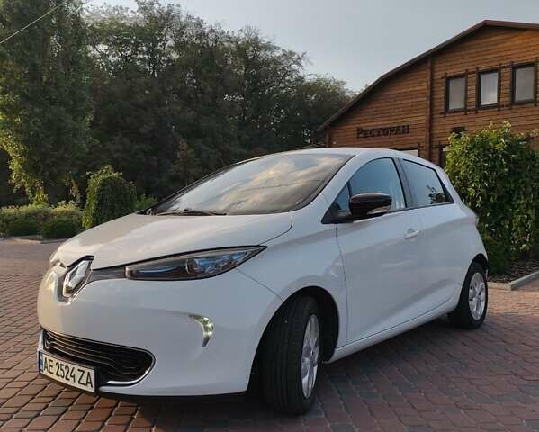 Белый Рено Зое, объемом двигателя 0 л и пробегом 100 тыс. км за 11999 $, фото 1 на Automoto.ua