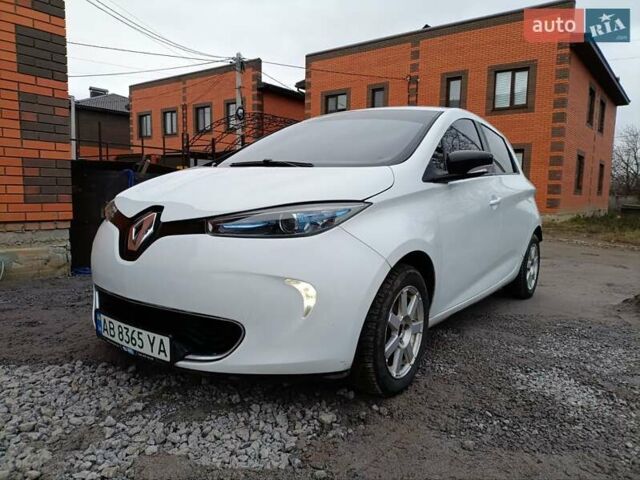 Белый Рено Зое, объемом двигателя 0 л и пробегом 240 тыс. км за 5999 $, фото 1 на Automoto.ua